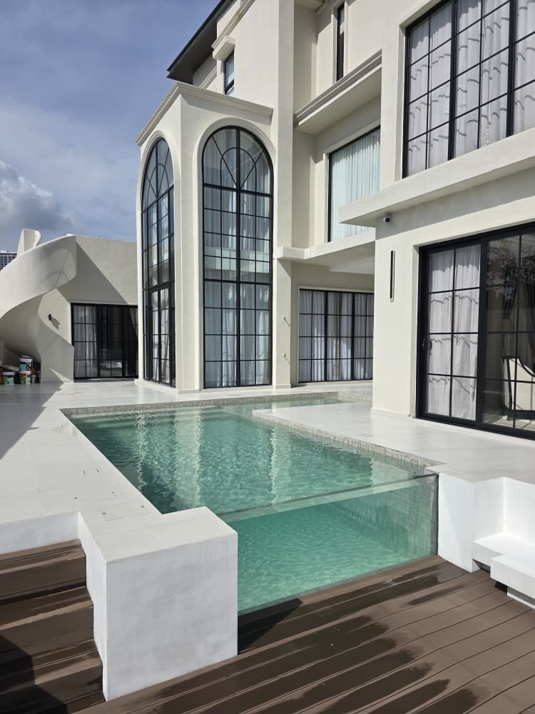 Completed Hydro One® pool: the transparent adult-pool edge turns the water into a visual feature within the home’s outdoor architecture.