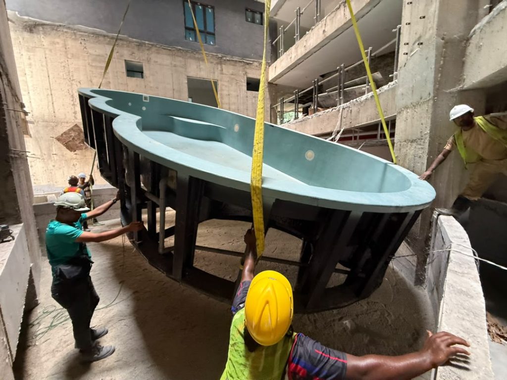 Hydro One® composite swimming pool being carefully lowered and guided into its Level 4 RC opening at D’IMMERSIONE Mont Kiara.