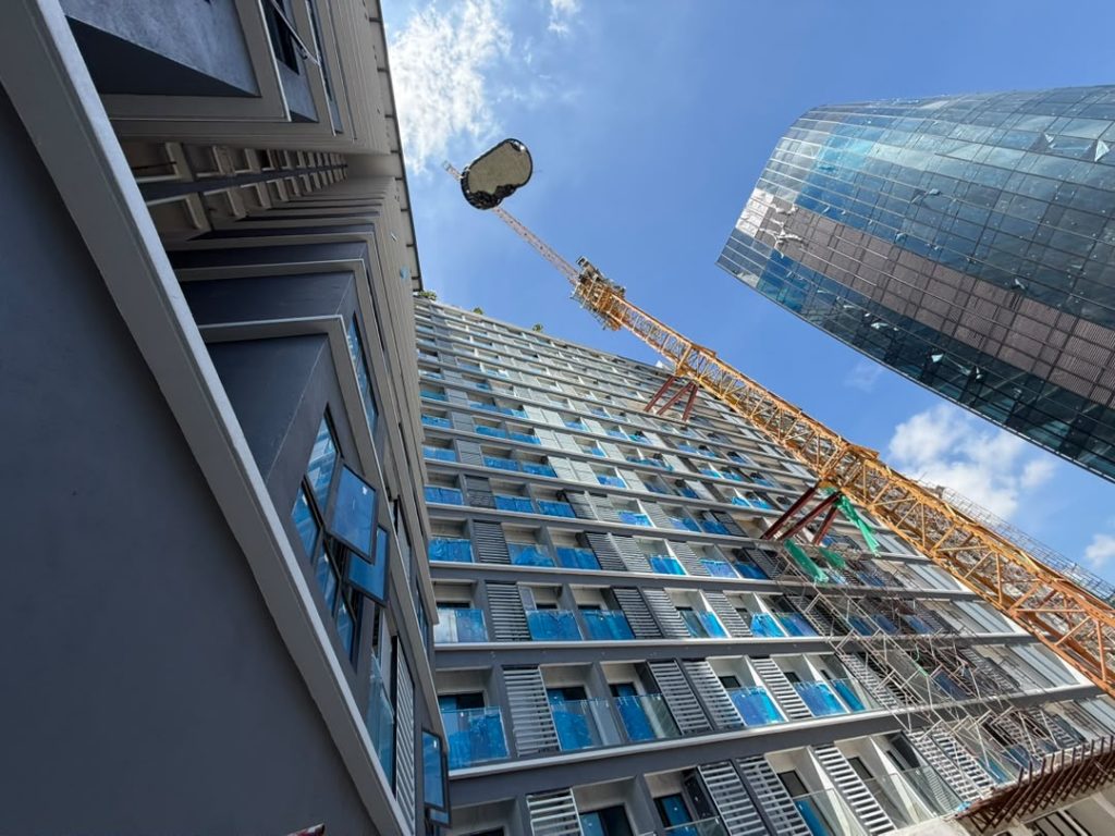 Tower crane lifting Hydro One® swimming pool beside D'IMMERSIONE building towards Level 4.